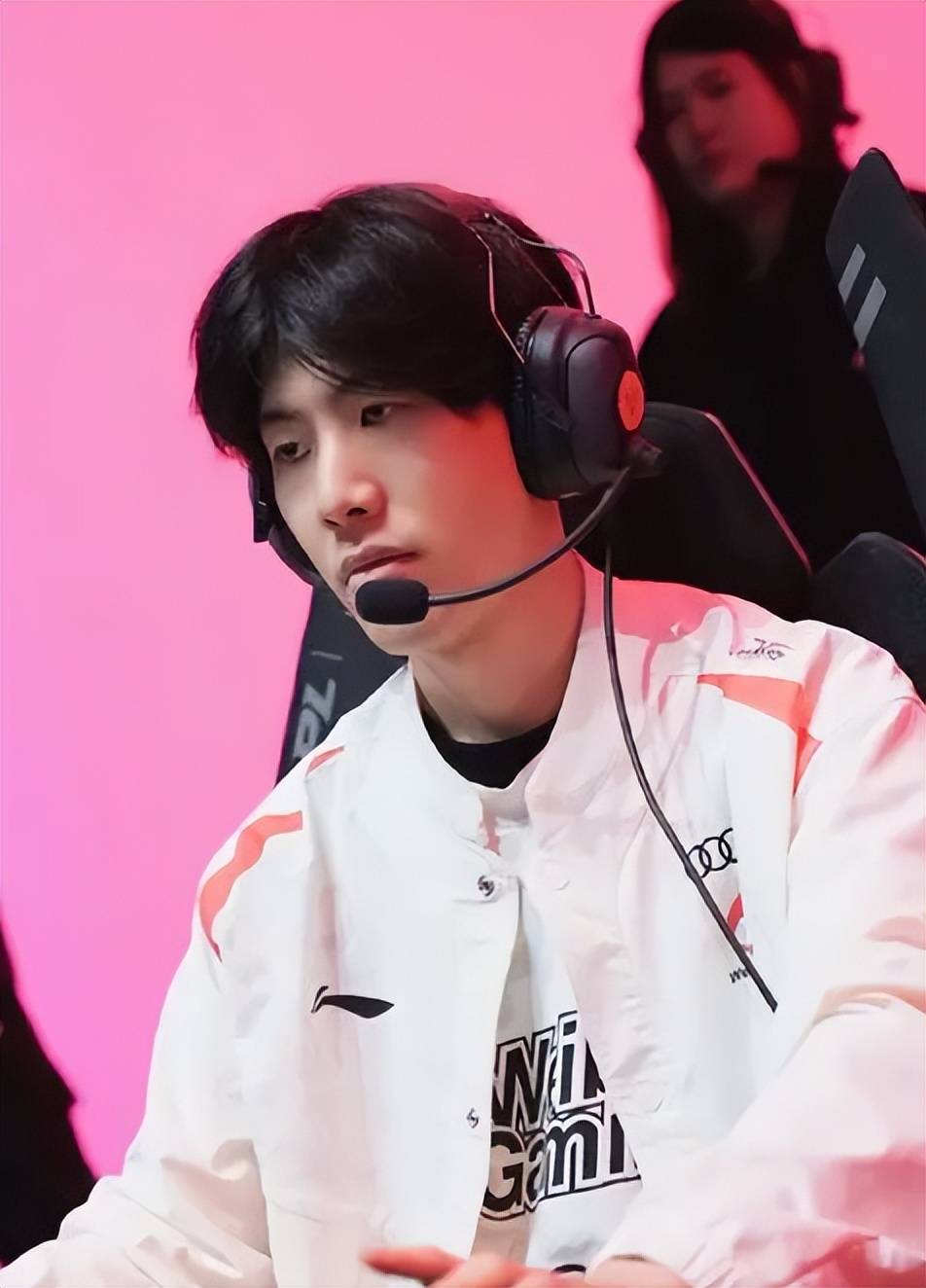 球迷热议背 球迷热议背