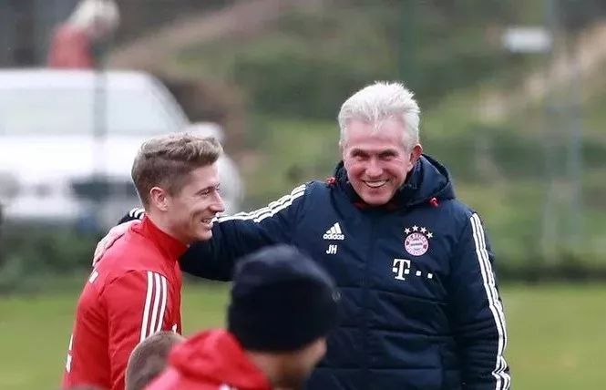 借助巨额资 借助巨额资